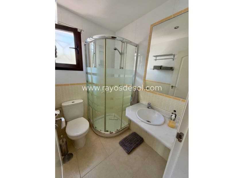 3 slaapkamer Rijtjeshuis te koop in San Cayetano met zwembad - € 199.000 (Ref: 10174735)