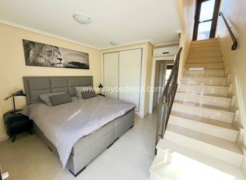 3 slaapkamer Rijtjeshuis te koop in San Cayetano met zwembad - € 199.000 (Ref: 10174735)