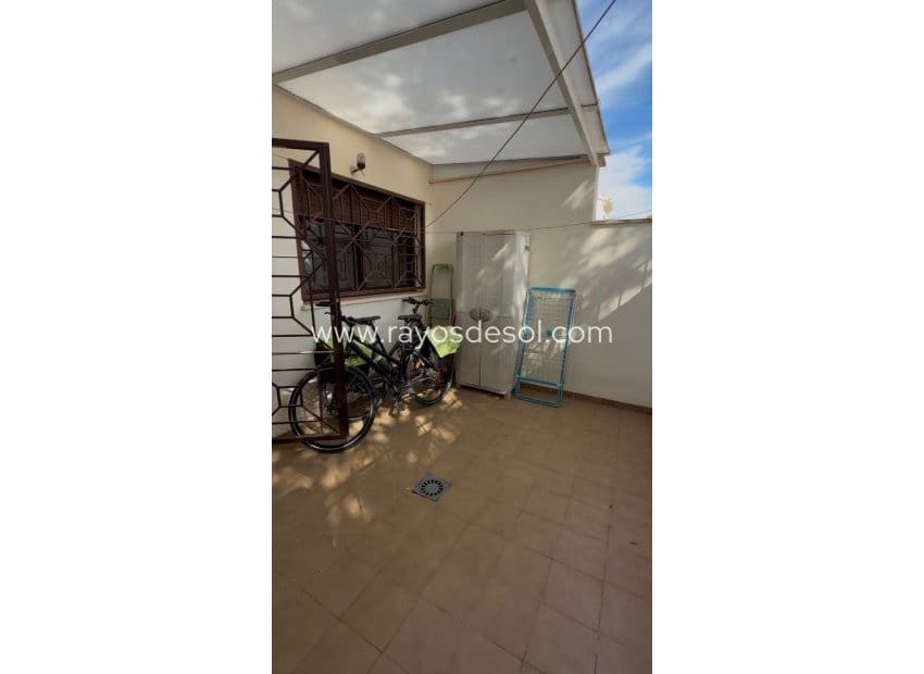 3 slaapkamer Rijtjeshuis te koop in San Cayetano met zwembad - € 199.000 (Ref: 10174735)