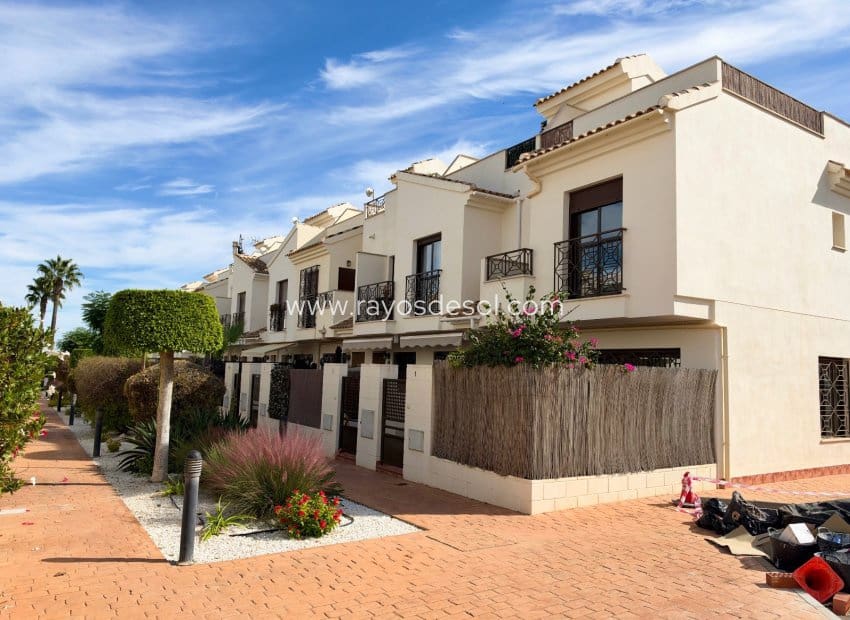 3 slaapkamer Rijtjeshuis te koop in San Cayetano met zwembad - € 199.000 (Ref: 10174735)