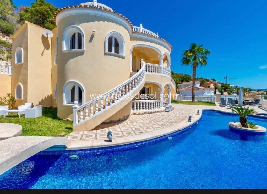 Chalet de 4 habitaciones en Calpe / Calp en venta con piscina - 1.400.000 € (Ref: 8542994)