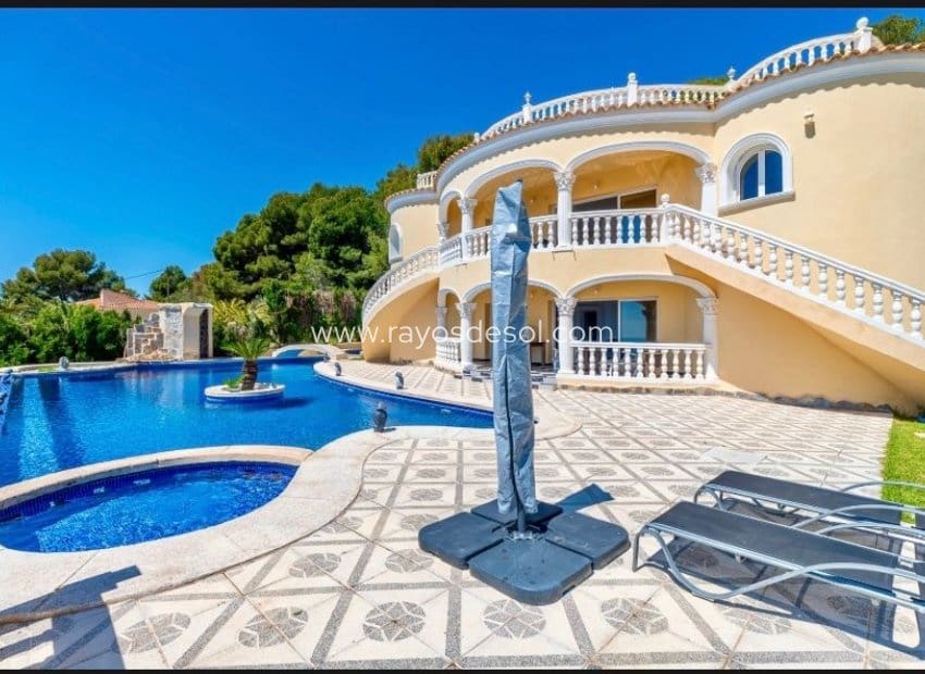 Chalet de 4 habitaciones en Calpe / Calp en venta con piscina - 1.400.000 € (Ref: 8542994)