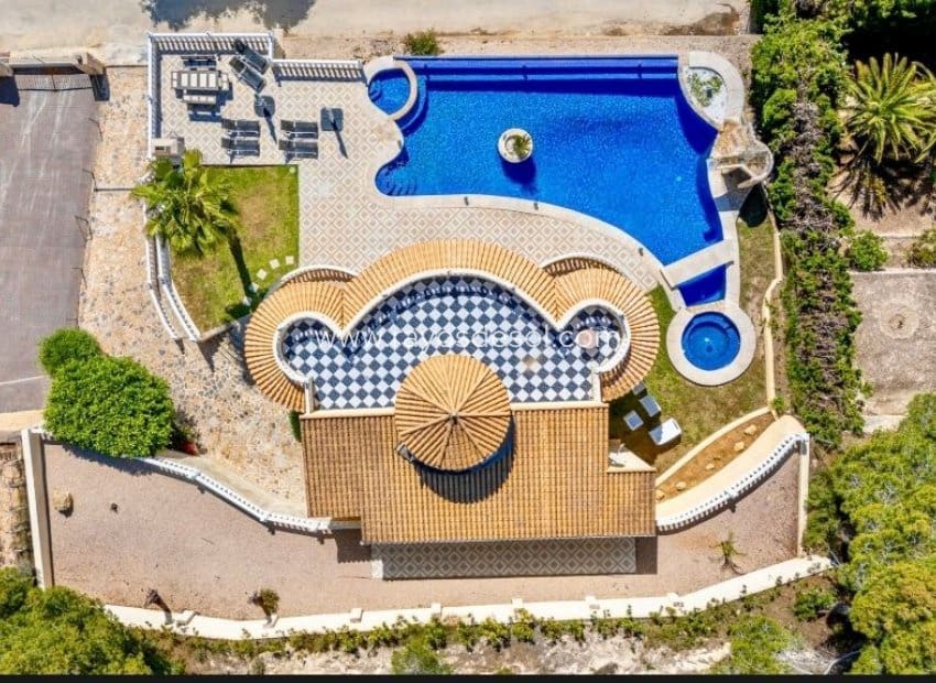 Chalet de 4 habitaciones en Calpe / Calp en venta con piscina - 1.400.000 € (Ref: 8542994)