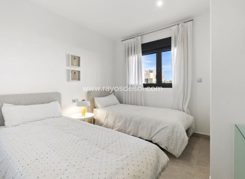 2 sovrum Lägenhet till salu i Orihuela Costa med pool - 310 000 € (Ref: 8543002)