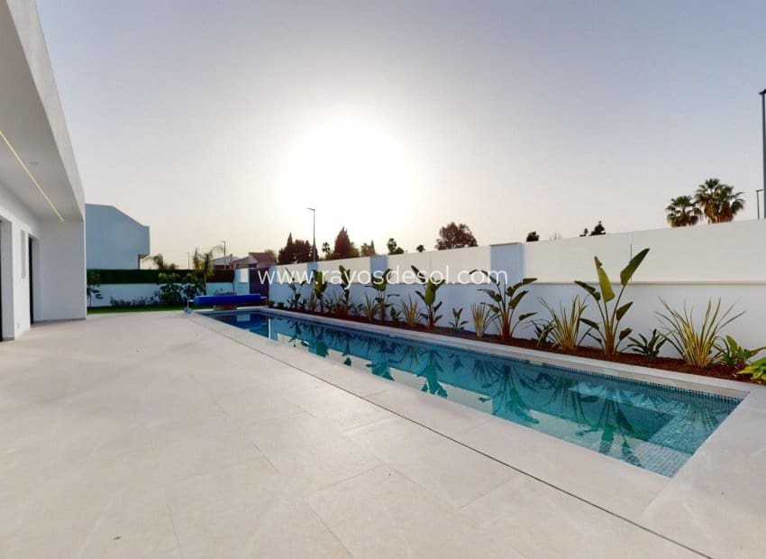 3 soverom Villa til salgs i Los Alcazares med svømmebasseng - € 689 900 (Ref: 8543489)