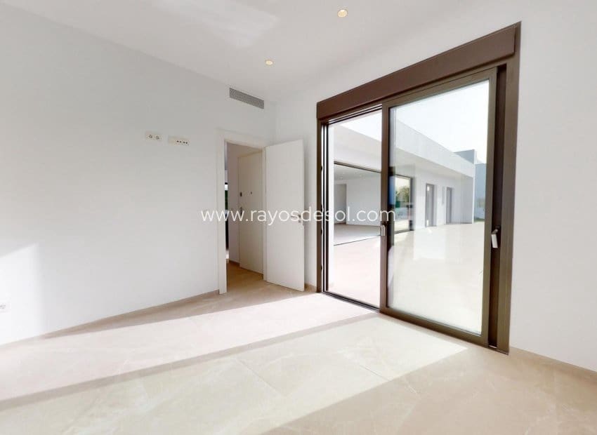 3 soverom Villa til salgs i Los Alcazares med svømmebasseng - € 689 900 (Ref: 8543489)