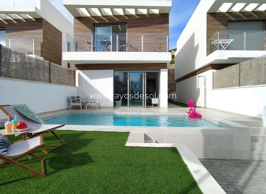 3 bedroom Villa for sale in Villamartin with pool - € 549,900 (Ref: 8543643)
