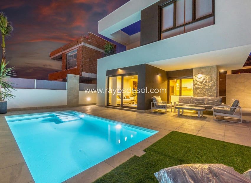 3 soveværelse Villa til salg i Ciudad Quesada med swimmingpool - € 649.000 (Ref: 8543739)