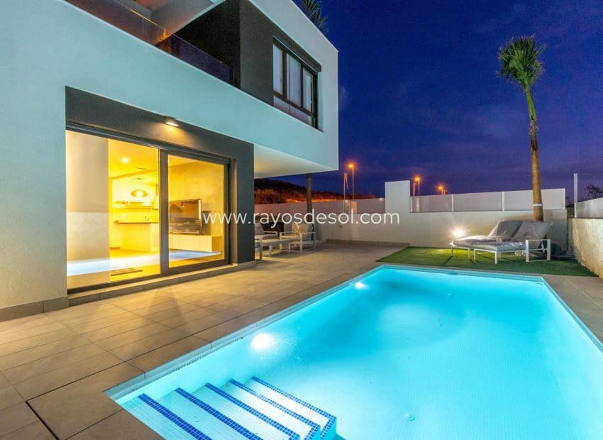 3 soveværelse Villa til salg i Ciudad Quesada med swimmingpool - € 649.000 (Ref: 8543739)