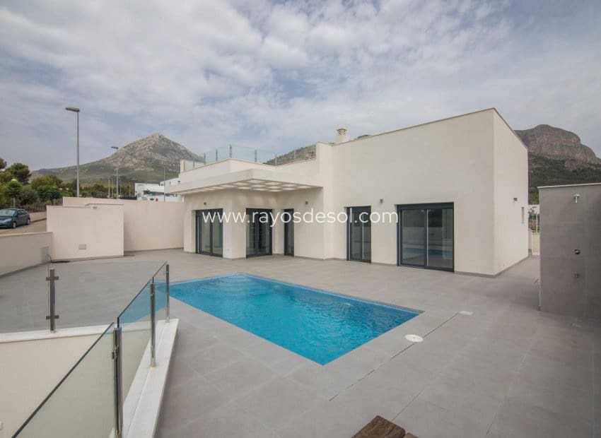 Chalet de 3 habitaciones en Polop en venta con piscina - 585.000 € (Ref: 8543771)