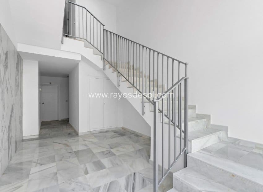 2 soveværelse Penthouse til salg i Villamartin med swimmingpool - € 425.000 (Ref: 8543796)