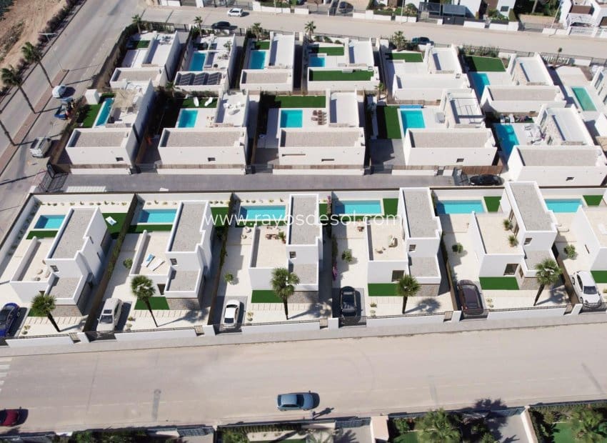 3 soveværelse Villa til salg i Algorfa med swimmingpool - € 535.000 (Ref: 8543829)