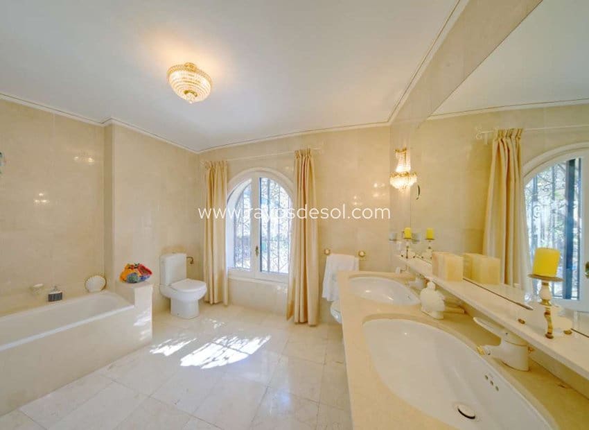 4 soveværelse Villa til salg i Calpe / Calp med swimmingpool - € 950.000 (Ref: 8543975)