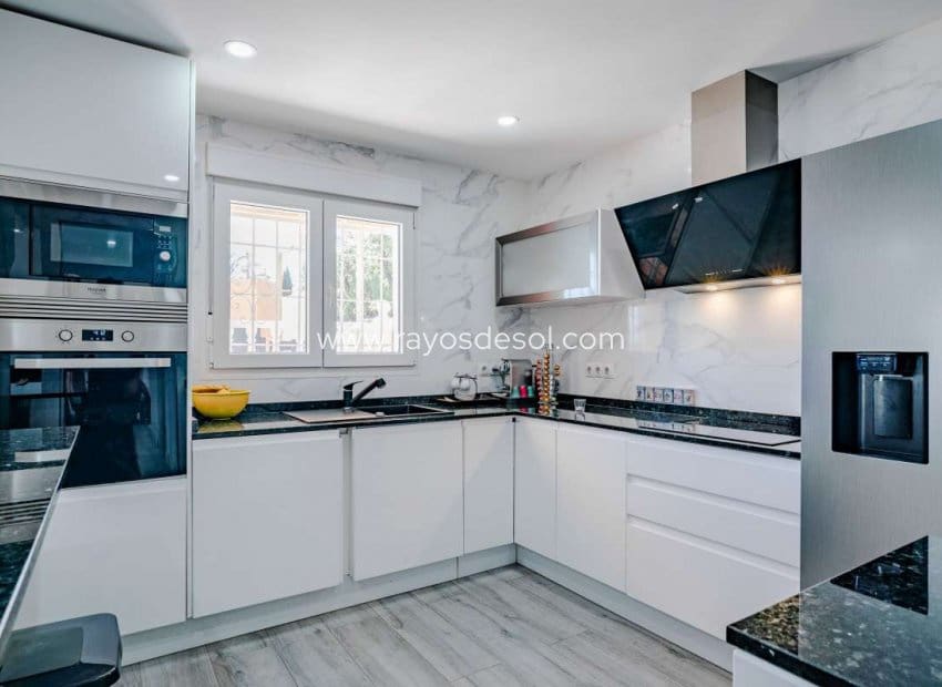 3 bedroom Villa for sale in Calpe / Calp with pool - € 535,000 (Ref: 8543976)