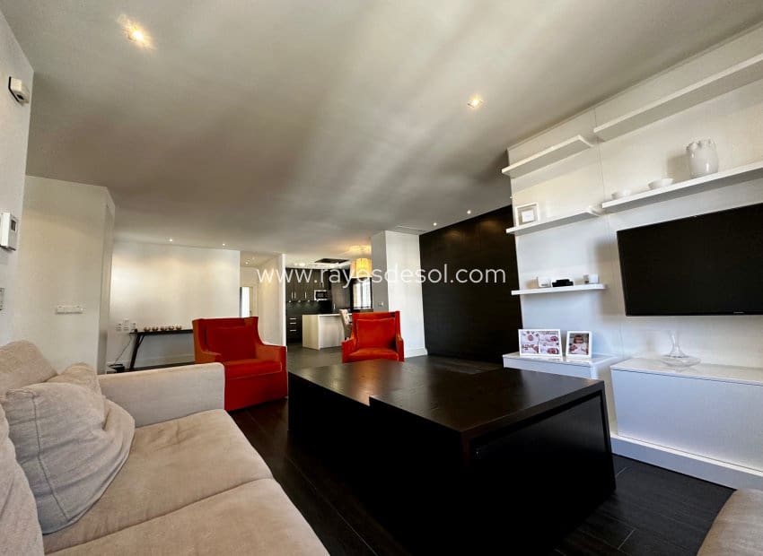 2 soveværelse Penthouse til salg i Guardamar del Segura med swimmingpool - € 429.000 (Ref: 8544005)