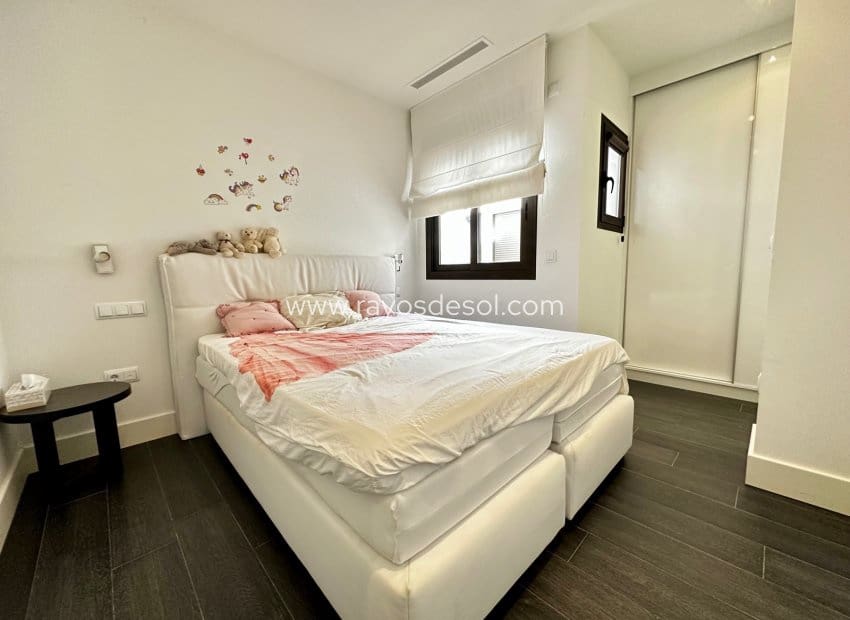 2 soveværelse Penthouse til salg i Guardamar del Segura med swimmingpool - € 429.000 (Ref: 8544005)