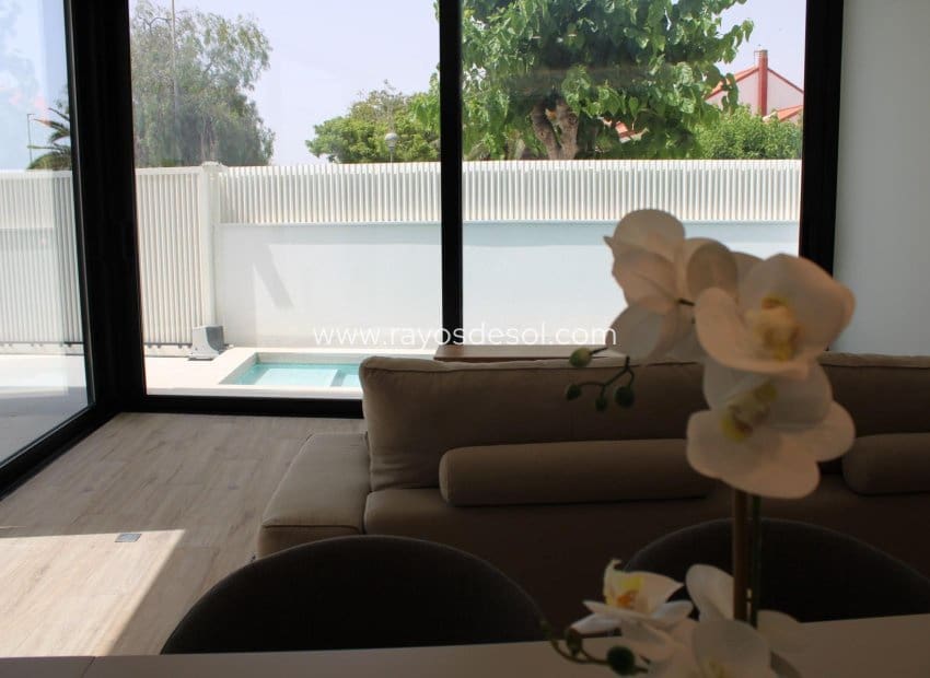 Chalet de 3 habitaciones en Torre de la Horadada en venta con piscina - 599.900 € (Ref: 8544048)