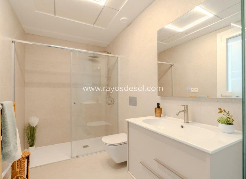 3 quarto Moradia para venda em Los Alcazares com piscina - 467 000 € (Ref: 8609179)