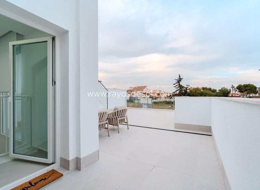 3 soveværelse Villa til salg i Los Alcazares med swimmingpool - € 467.000 (Ref: 8609179)