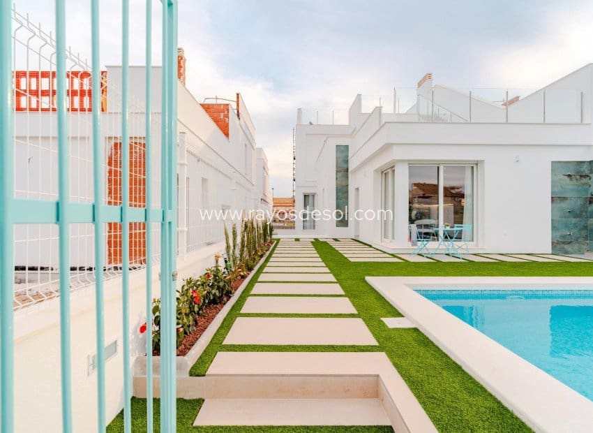 3 soverom Villa til salgs i Los Alcazares med svømmebasseng - € 467 000 (Ref: 8609179)