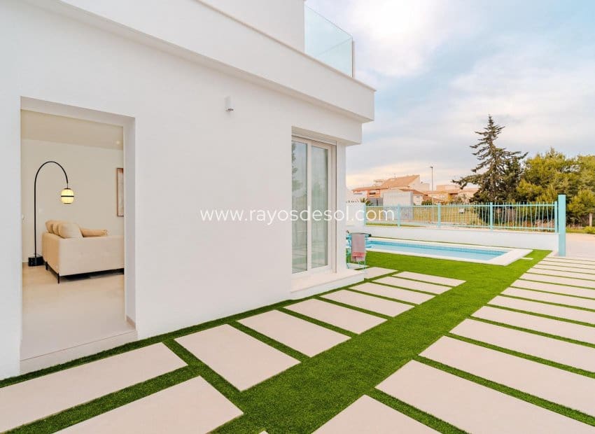 3 soverom Villa til salgs i Los Alcazares med svømmebasseng - € 467 000 (Ref: 8609179)