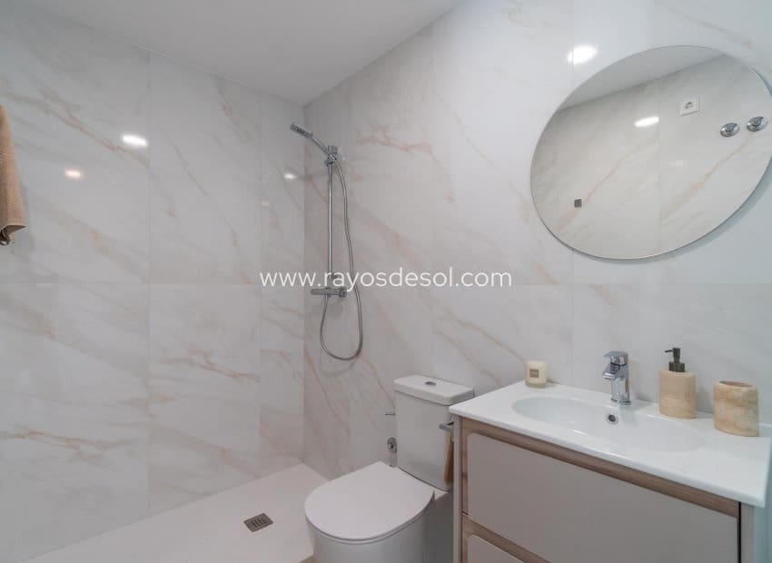 3 makuuhuone Huoneisto myytävänä paikassa Playa Flamenca mukana uima-altaan - 395 000 € (Ref: 8646140)