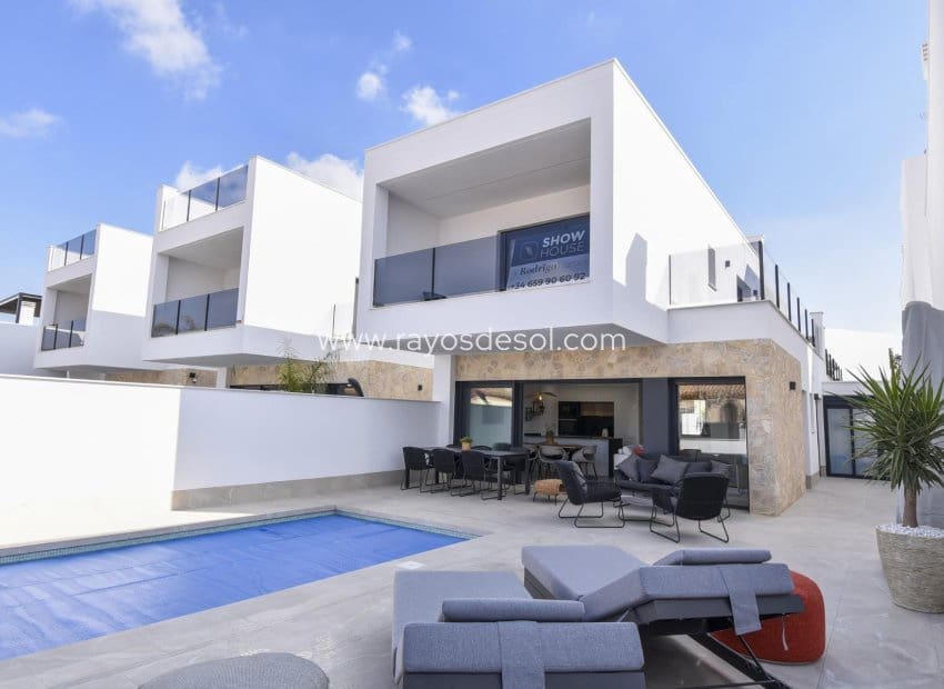 3 soveværelse Villa til salg i San Pedro del Pinatar med swimmingpool - € 439.000 (Ref: 8680925)
