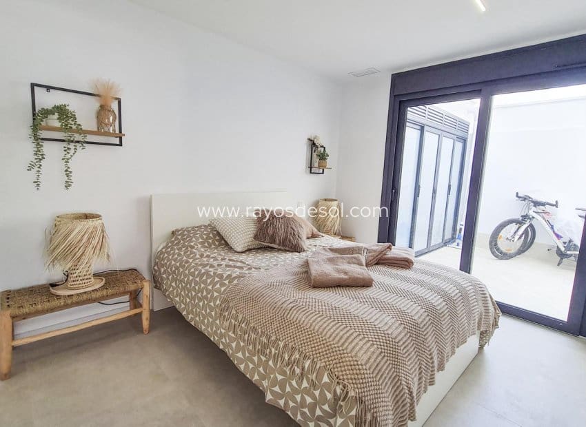 Chalet de 3 habitaciones en San Pedro del Pinatar en venta con piscina - 445.000 € (Ref: 8680925)