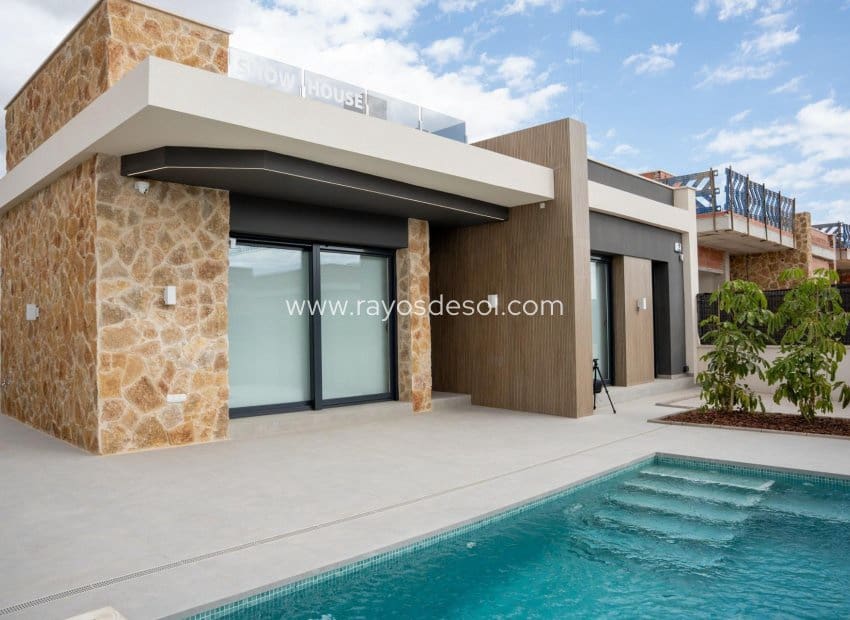 3 soveværelse Villa til salg i Ciudad Quesada med swimmingpool - € 496.000 (Ref: 8710516)