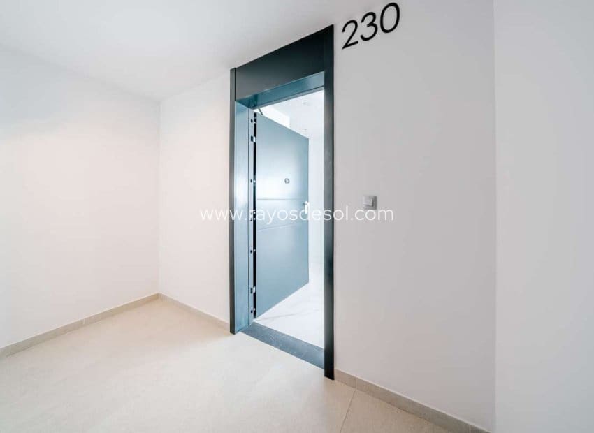 2 soveværelse Lejlighed til salg i Benidorm med swimmingpool - € 1.600.000 (Ref: 8713836)