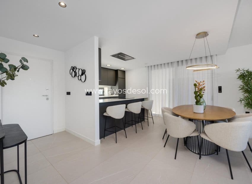 3 soveværelse Villa til salg i Torrevieja med swimmingpool - € 595.000 (Ref: 8784594)