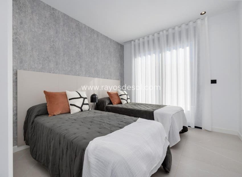 3 soveværelse Villa til salg i Torrevieja med swimmingpool - € 595.000 (Ref: 8784594)