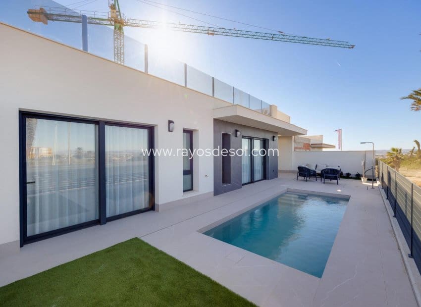 3 soveværelse Villa til salg i Torrevieja med swimmingpool - € 595.000 (Ref: 8784594)