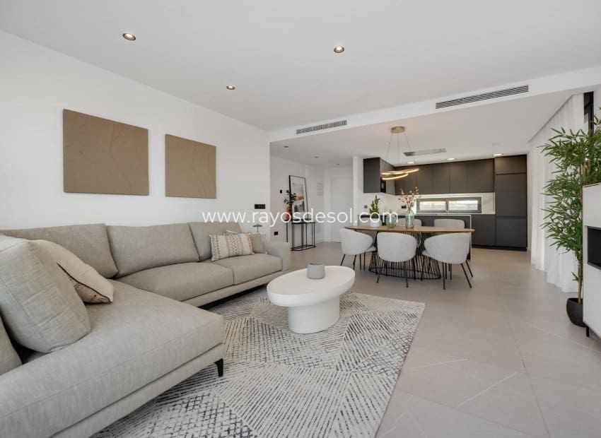 3 soveværelse Villa til salg i Torrevieja med swimmingpool - € 595.000 (Ref: 8784594)