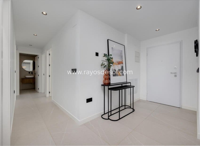 3 soveværelse Villa til salg i Torrevieja med swimmingpool - € 595.000 (Ref: 8784594)