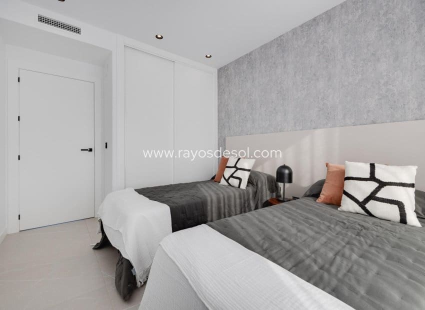 3 soveværelse Villa til salg i Torrevieja med swimmingpool - € 595.000 (Ref: 8784594)