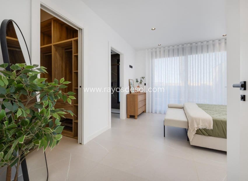 3 soveværelse Villa til salg i Torrevieja med swimmingpool - € 595.000 (Ref: 8784594)