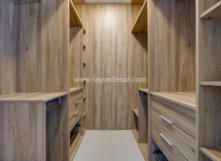 3 soveværelse Villa til salg i Torrevieja med swimmingpool - € 595.000 (Ref: 8784594)