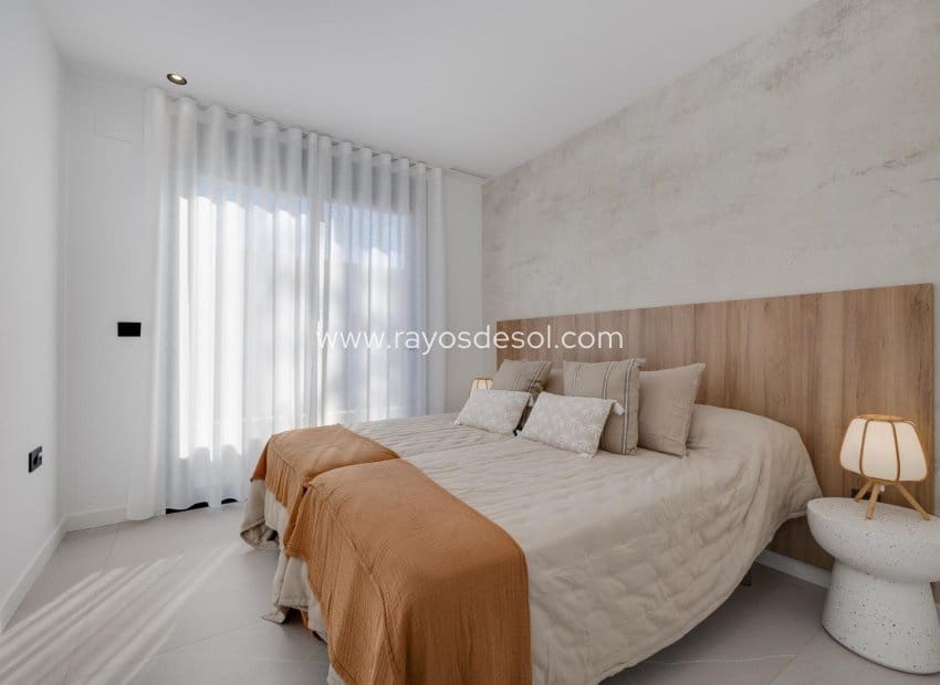 3 soveværelse Villa til salg i Torrevieja med swimmingpool - € 595.000 (Ref: 8784594)