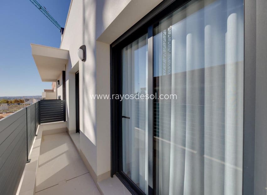 3 soveværelse Villa til salg i Torrevieja med swimmingpool - € 595.000 (Ref: 8784594)