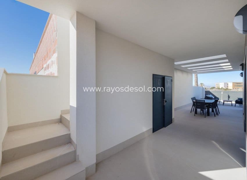 3 soveværelse Villa til salg i Torrevieja med swimmingpool - € 595.000 (Ref: 8784594)