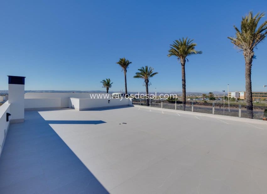 3 soveværelse Villa til salg i Torrevieja med swimmingpool - € 595.000 (Ref: 8784594)