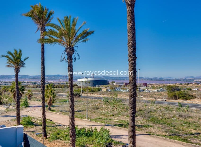 3 soveværelse Villa til salg i Torrevieja med swimmingpool - € 595.000 (Ref: 8784594)