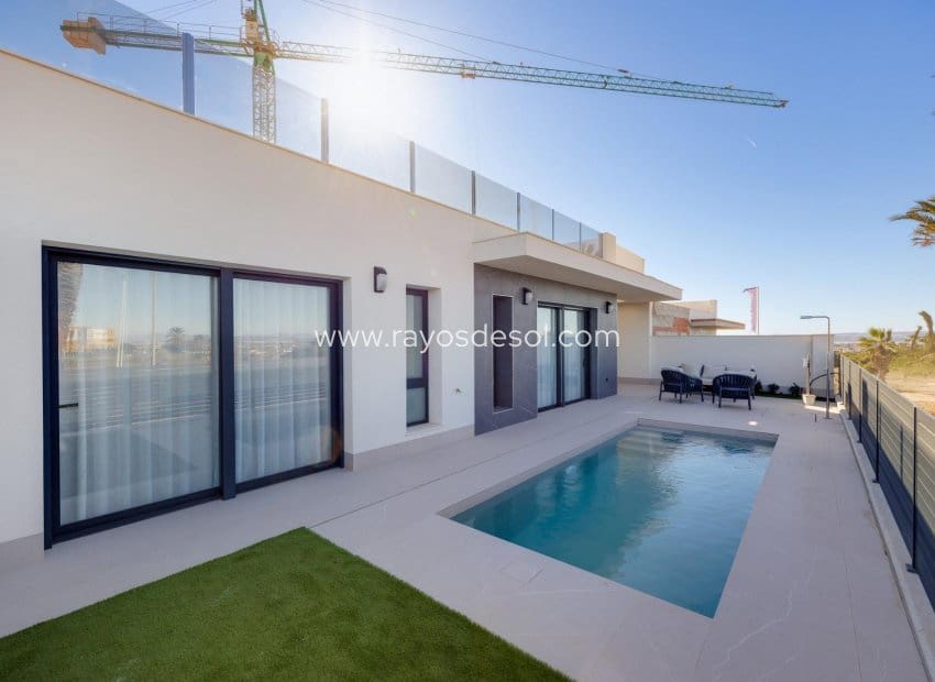 3 soveværelse Villa til salg i Torrevieja med swimmingpool - € 585.000 (Ref: 8784594)