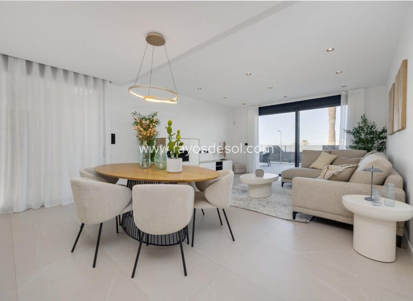3 soveværelse Villa til salg i Torrevieja med swimmingpool - € 585.000 (Ref: 8784594)