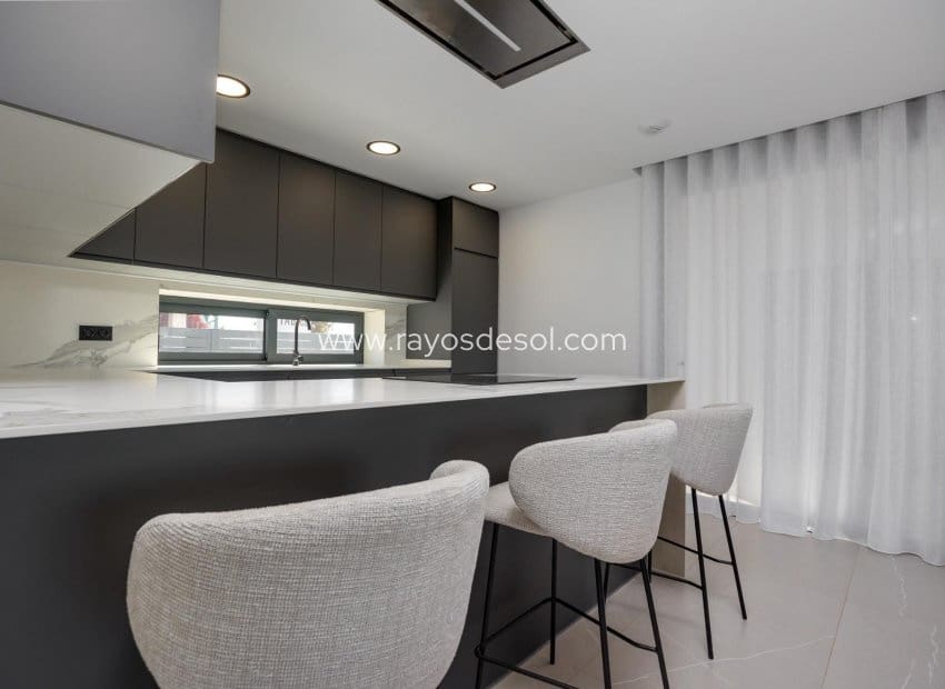 3 soveværelse Villa til salg i Torrevieja med swimmingpool - € 585.000 (Ref: 8784594)
