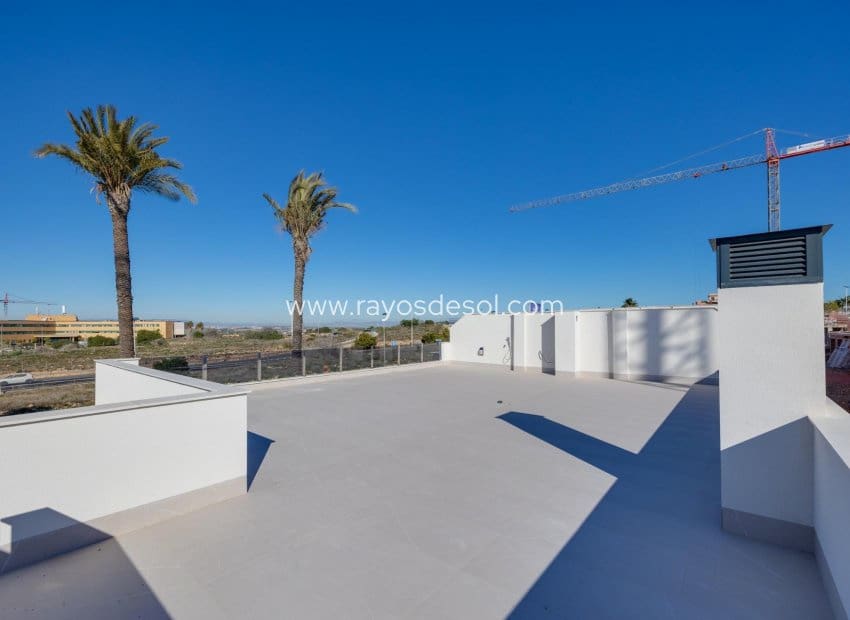 3 soveværelse Villa til salg i Torrevieja med swimmingpool - € 585.000 (Ref: 8784594)