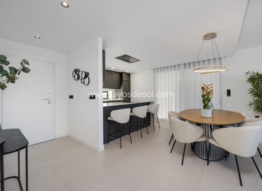 3 soveværelse Villa til salg i Torrevieja med swimmingpool - € 585.000 (Ref: 8784594)