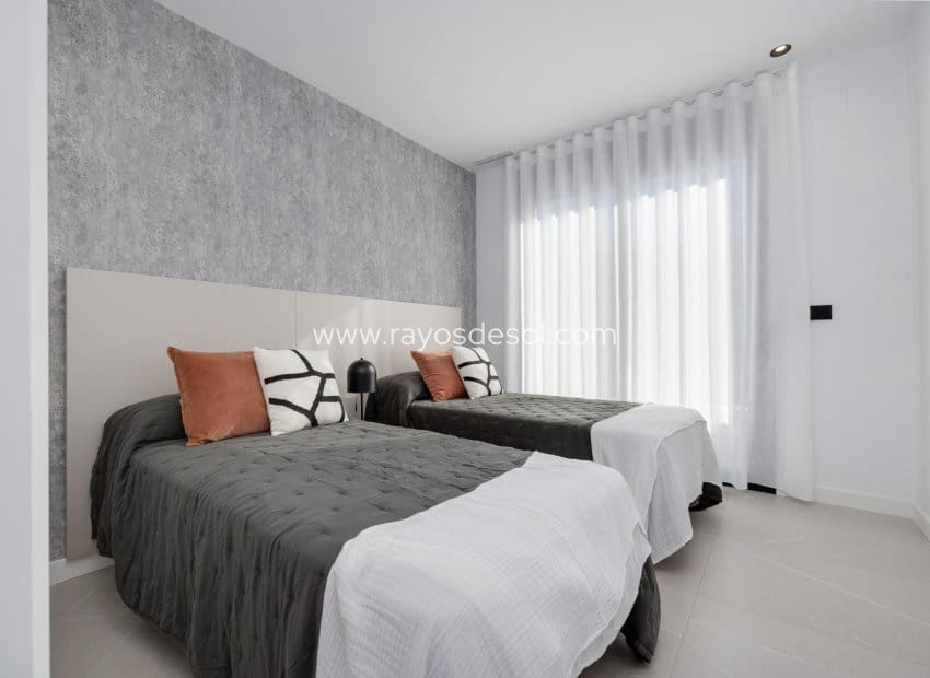 3 soveværelse Villa til salg i Torrevieja med swimmingpool - € 585.000 (Ref: 8784594)