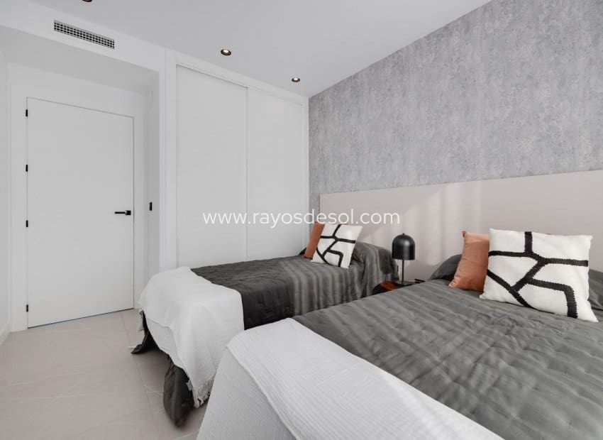 3 soveværelse Villa til salg i Torrevieja med swimmingpool - € 585.000 (Ref: 8784594)